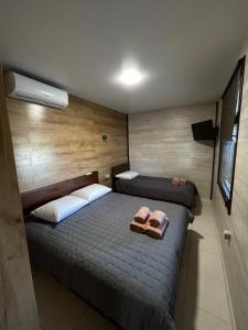 Dos camas en una habitación con dos zapatillas. en Hotel Voyage Вояж en Umanʼ