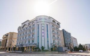 束草市Sokcho Sinabro的城市街道上的一栋大楼