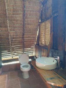 La salle de bains est pourvue de toilettes et d'un lavabo. dans l'établissement GreenBlue Beach Bungalows, à Koh Rong Sanloem