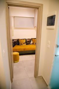 een hal met een gele bank in een kamer bij Suites Rania in Áyios Yeóryios