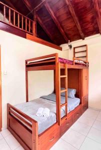 a bunk bed room with two bunk beds at Casa de campo acogedora con WIFI- ZONA BBQ- PARQUEO in Loja