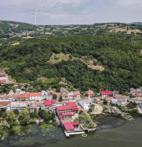 eine Luftansicht einer Stadt auf dem Wasser mit Windturbinen in der Unterkunft Pensiunea Leonardo in Moldova Veche