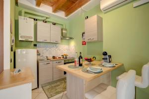 A kitchen or kitchenette at Liu House - Happy Rentals