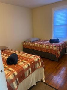 Zimmer mit 2 Betten und einem Fenster in der Unterkunft Town Inn in Prescott