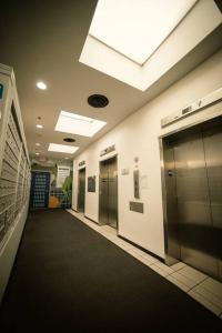 un couloir d'un bureau avec des ascenseurs et un couloir sidx sidx dans l'établissement 2 Full Beds, Rogers Place Downtown Central, Memorable 1 Bedroom Condo, à Edmonton