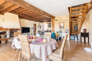 a dining room with a table and chairs at La Maison de la Colline in Vers