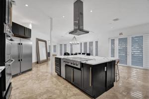 Η κουζίνα ή μικρή κουζίνα στο 5000 Square Ft Beautiful Mansion w 6br Hot Tub Playground Movie Theater & Game Room