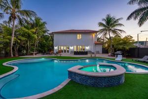 Πισίνα στο ή κοντά στο 5000 Square Ft Beautiful Mansion w 6br Hot Tub Playground Movie Theater & Game Room