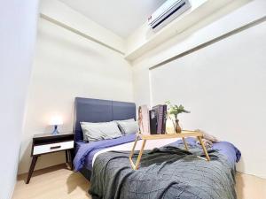 - une chambre avec un lit et une table avec des livres dans l'établissement G8 1-8Pax Sunway Medical Center Geo avenue Sunmed, à Kampong Penaga