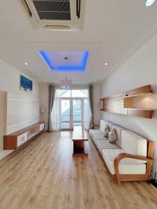 ein Wohnzimmer mit einem Sofa und einer blauen Decke in der Unterkunft 3 Bedroom Villa Sealink Mui Ne managed by Vipol in Ấp Phú Tịnh (2)
