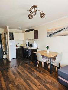 索佐波尔Apartment 7 and Studio 2 Quietly and peaceful place to relax的带桌椅的客厅和厨房