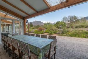 een tafel en stoelen op een patio met uitzicht bij Cabana & le Fort - Proche Stations de Ski Les 3 Vallées in Mercury