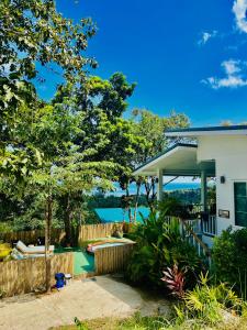 恰洛克拉姆的住宿－Villa Ashiana - Jungle Seaview，一个带游泳池和房子的后院
