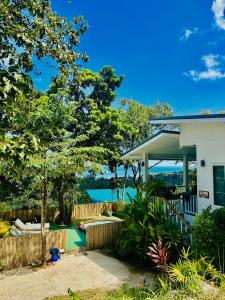 un cortile con piscina e una casa di Villa Ashiana - Jungle Seaview a Ban Chalok Lam