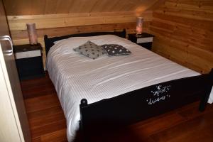 1 dormitorio con 1 cama en blanco y negro con 2 velas en Bouleau, en Vresse-sur-Semois