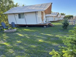 Ein Garten an der Unterkunft Howling Wolf Resort