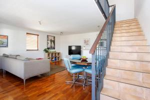 sala de estar con escalera y sofá en Suffolk Villa Fremantle On Your Doorstep, en Fremantle