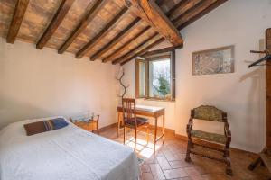 Schlafzimmer mit einem Bett, einem Tisch und Stühlen in der Unterkunft Casa il Gelso di Pierle in Pierle