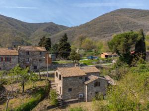 ein kleines Dorf mit Bergen im Hintergrund in der Unterkunft Casa il Gelso di Pierle in Pierle