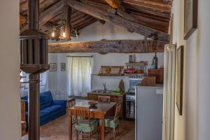 eine Küche mit einem Tisch und eine Küche mit einem Kühlschrank in der Unterkunft Casa il Gelso di Pierle in Pierle