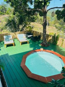 una piscina su un ponte con un albero di Villa Ashiana - Jungle Seaview a Ban Chalok Lam