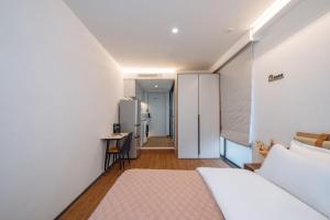 Katil atau katil-katil dalam bilik di 上海客堂涧酒店宝山路地铁站店