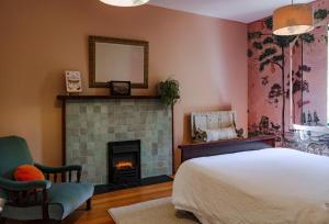 - une chambre avec un lit et une cheminée dans l'établissement House of Pania BnB, à Napier