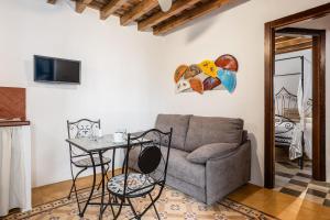a living room with a couch and a table at Casa Lunarito in Vejer de la Frontera
