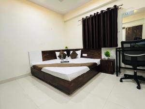 una camera con letto, scrivania e sedia di MyWorkStay BTM a Bangalore