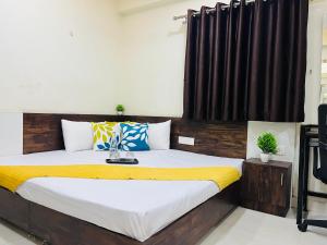 una camera con un grande letto con testiera in legno di MyWorkStay BTM a Bangalore