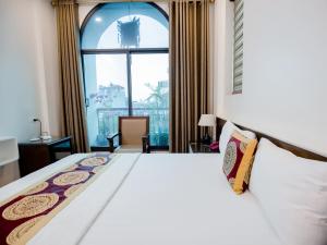 Giường trong phòng chung tại Phuong Nam Luxury Hotel Long Bien