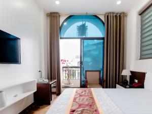 Giường trong phòng chung tại Phuong Nam Luxury Hotel Long Bien