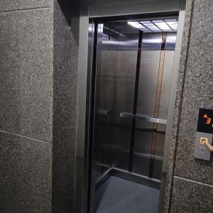 - un ascenseur dans un immeuble avec une porte en verre dans l'établissement Sukrithi Premium Serviced Apartment - F2, à Chennai
