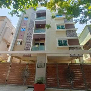 Budova, kde se apartmán nachází + 24 fotografií