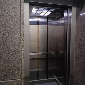 un ascenseur avec une porte en verre dans un immeuble dans l'établissement Sukrithi Premium Serviced Apartment - F2, à Chennai