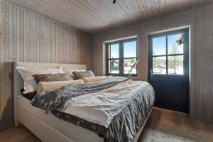 una camera con un letto e una finestra e una porta di Nedre-Hydla 38 Premium a Stryn