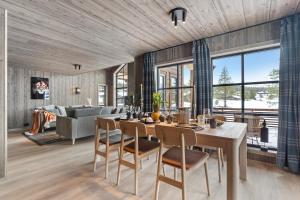 uma sala de jantar e sala de estar com mesa e cadeiras em Nedre-Hydla 38 Premium em Stryn
