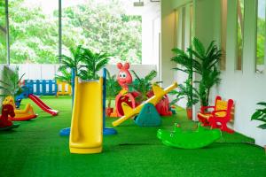 Athirappilly Rainland Resort的儿童游玩区