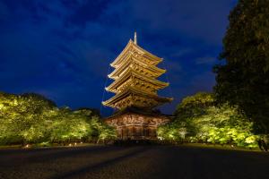 京都的住宿－OMO3 Kyoto Toji by Hoshino Resorts，一座在晚上有塔楼的大型建筑