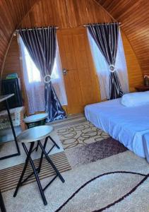 Postel nebo postele na pokoji v ubytování Pondok Wisata Hiu Paus Botubarani gorontalo