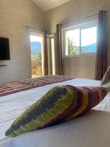 een slaapkamer met een bed met een kussen erop bij Auberge Du Roua in Argelès-sur-Mer