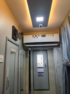 um corredor hospitalar com um ventilador no tecto em Rest Inn Hostel Dormitory em Mumbai