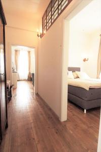 a bedroom with a bed and a wooden floor at Bioweingut Hauerhof 99 -apartment 4 in Klosterneuburg