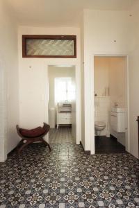 ein leeres Bad mit WC und Waschbecken in der Unterkunft Bioweingut Hauerhof 99 -apartment 4 in Klosterneuburg