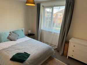 1 dormitorio con cama y ventana en Brislington villa en Bristol