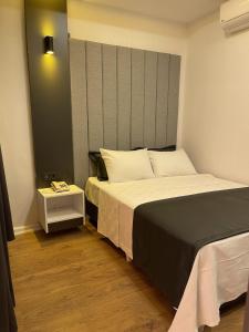 ein Hotelzimmer mit einem Bett und einem Nachttisch in der Unterkunft Mi Hotel Boutique in Antalya