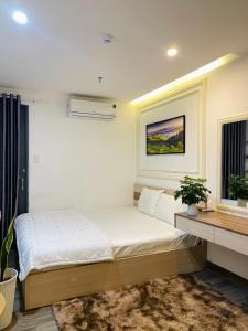 a bedroom with a bed and a window at Khách sạn căn hộ Sentosa Coco in Hà Quảng (4)