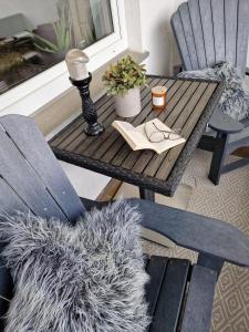メーデバッハにあるSonnenhang Apartmentの木製テーブルと椅子