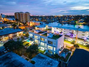 Gallery image of 2022 Beach Home Rooftop Spa in Pompano Beach