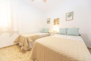 - 2 lits dans une chambre aux murs blancs dans l'établissement Paseo Maritimo Puerto Deportivo Yate IV, à Fuengirola
